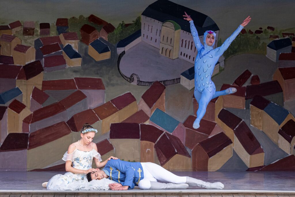 Askepot_2025_-Lauréline_Epaulard,_Robert_Thomsen,_Louka_Do_Vale_Tinoco_-_Tivoli_-_Foto_Annett_Ahrends[1]