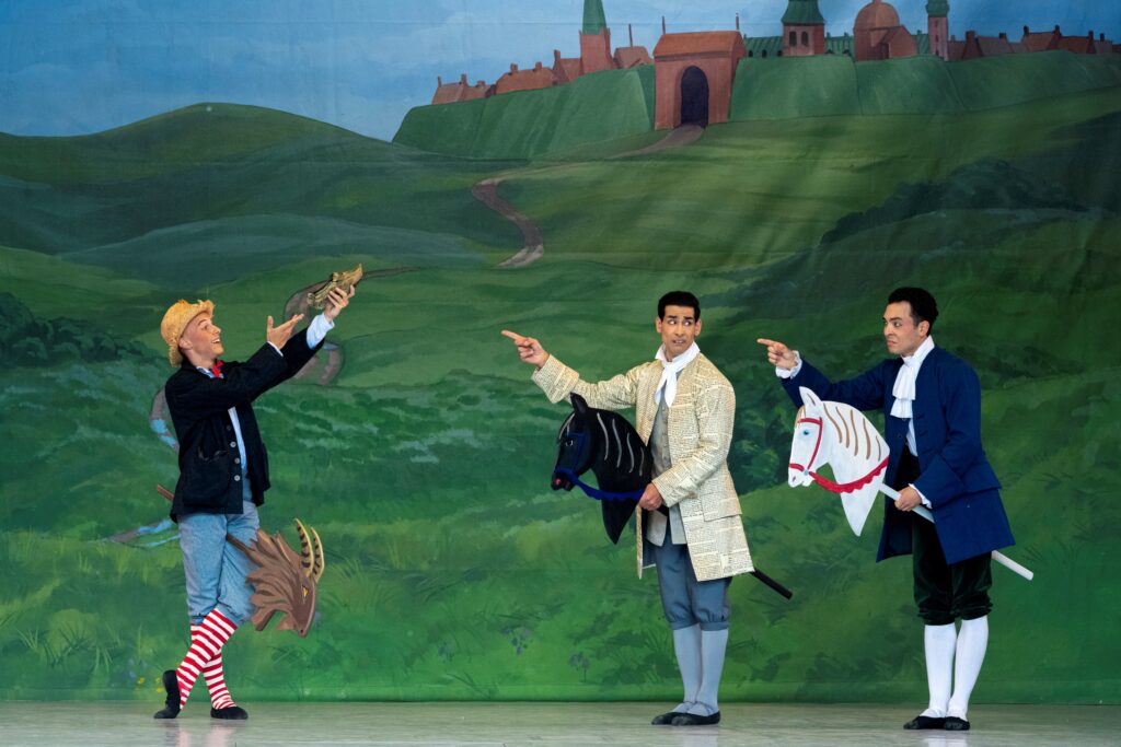 Klods-Hans_-_Carl_Anton_Rise_Jacobsen,_Robert_Thomsen,_Vincent_Vernal__-_Tivoli_-_Foto_Annett_Ahrends[1]