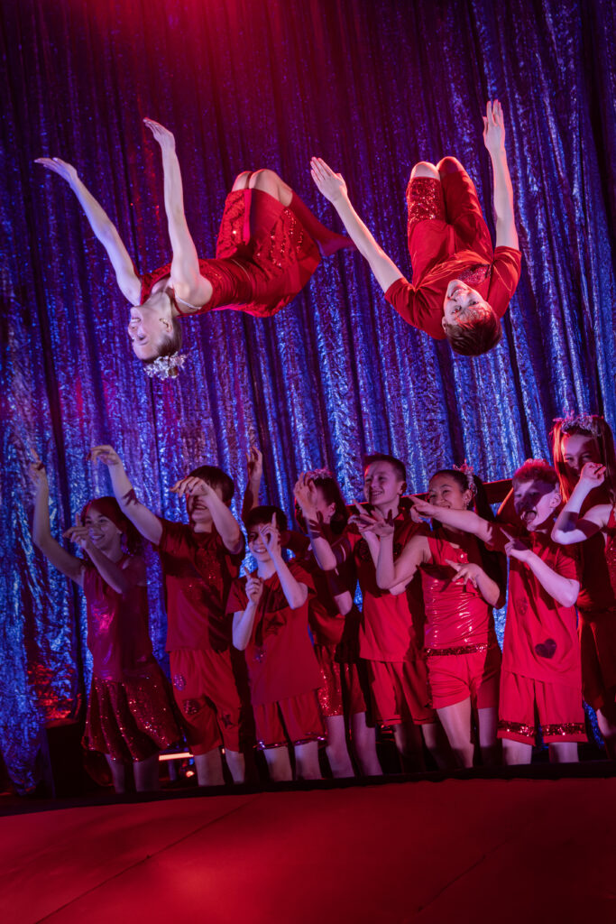 5 ud af 6 stjerner til Flying Superkids 2025 – en forrygende forestilling, der stråler af glæde, disciplin og fællesskab.