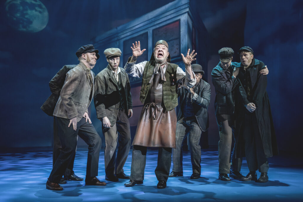 Alfred-Doolittle-Tommy-Kenter-og-vennerne-My-Fair-Lady-Det-Ny-Teater-Fotograf-Camilla-Winther