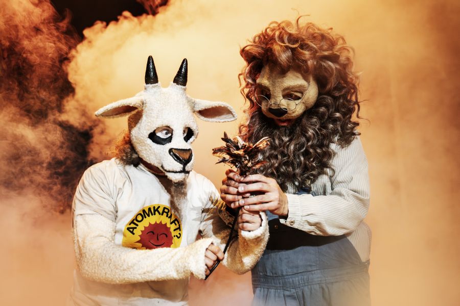 Den fantastiske Bus på Skuespilhuset er et uforligneligt og livsbekræftende teaterstykke for børn og voksne. Sam Fleischer giver forestillingen 6 ud af 6 stjerner og kalder den en ny klassiker, der vækker følelsen af nærvær.