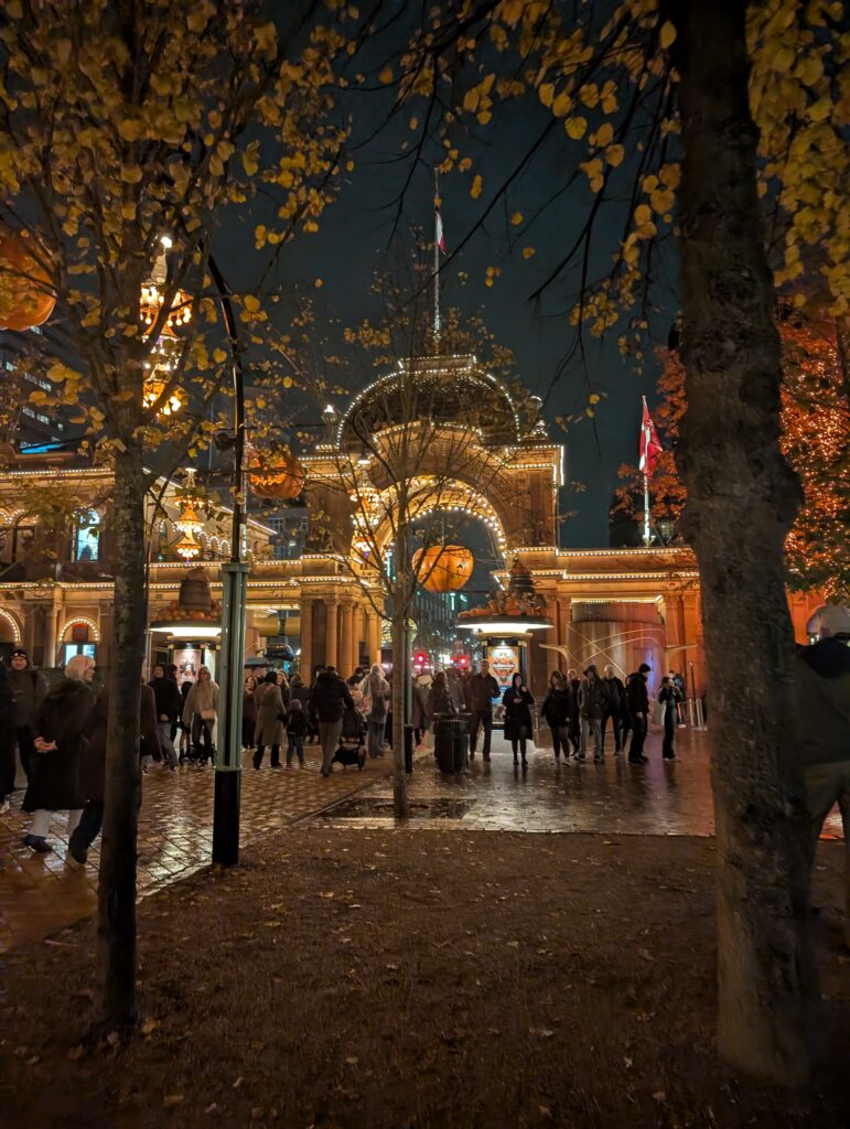 Oplev Tivoli Halloween med 22.000 græskar, smukke dekorationer og kunst i verdensklasse på scenerne. Gå på opdagelse i butikker med håndlavede smykker, garn og kunsthåndværk. Prøv Vendeta, spøgelseshuset, og nyd madkunst, Michelin pop-up og street food. En sanselig efterårsoplevelse for hele familien. Magi, hygge og kuldegys venter i hjertet af København.