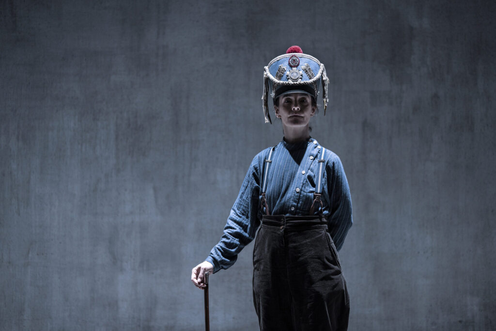 Kejseren af Portugalien ⭐️⭐️⭐️⭐️⭐️☆
Maria Rossing imponerer som eneste skuespiller i Elisa Kragerups smukke iscenesættelse af Selma Lagerlöfs klassiker.
Vokalensemblet ÆTLA skaber en stemningsfuld lydkulisse, der løfter fortællingen.
En rørende historie om kærlighed, fattigdom og vanvid i en svunden tid.
Stærk, poetisk og gribende – men vi savnede et øjebliks større følelsesmæssig forløsning.