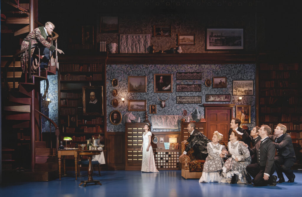 Anmeldelse af My Fair Lady på Det Ny Teater: musikalsk pragt, flot scenografi og stærkt spil – med en åben, tankevækkende slutning. ★★★★★☆